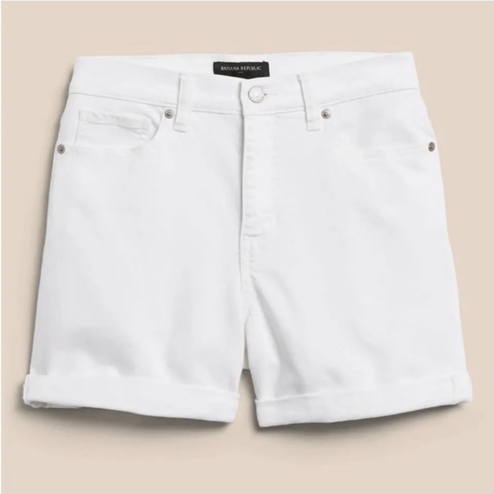 NWT. Banana Republic women’s Girlfriend Denim Short.  Relaxed Fit.  34/18.